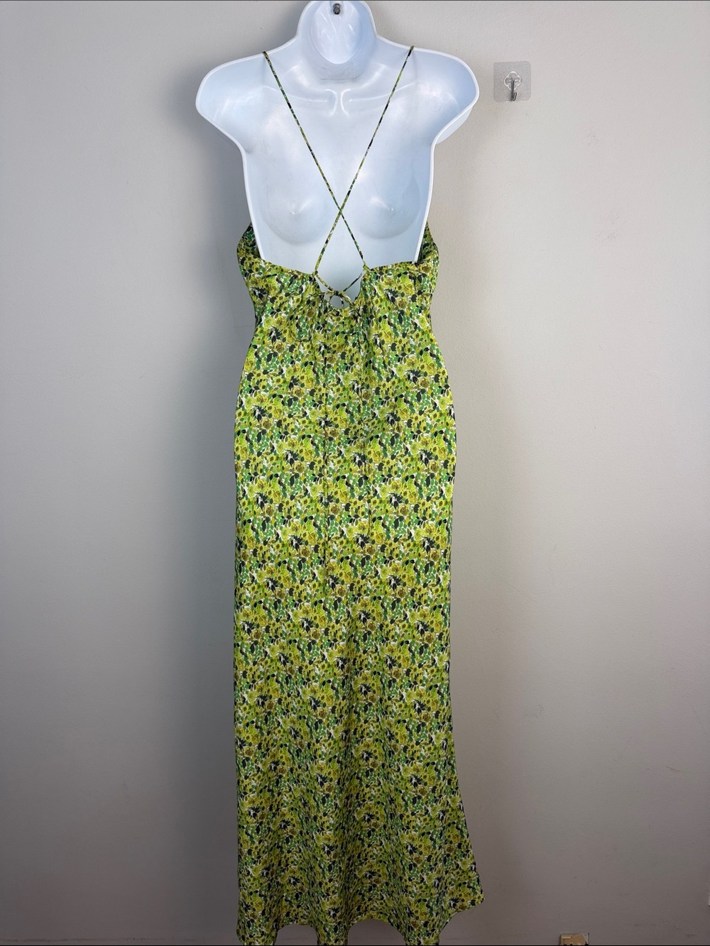 Favorite Daughter The Envy Slip Dress Lg Midi
Relaxed Fit Slinky Green Floral - Picture 14 of 16
